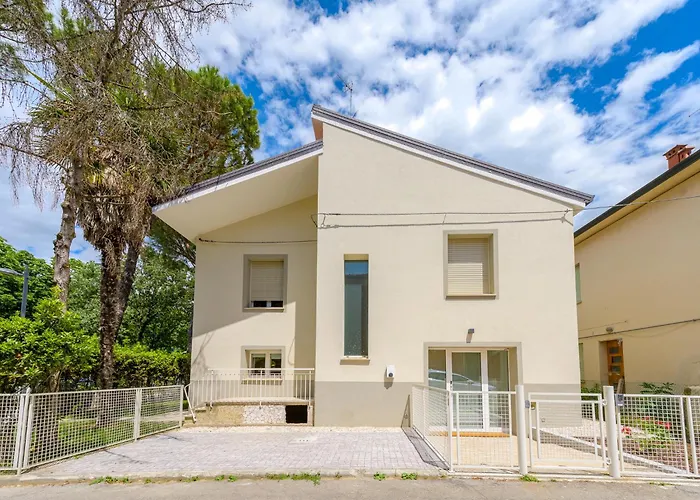 Allemura Uno - Free Wifi, Private Parking & Air Conditioning *