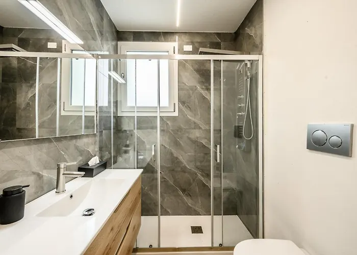 Allemura Uno - Free Wifi, Private Parking & Air Conditioning