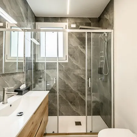 Elegant Pied-a-terre - Free Wifi, Private Parking & Air Conditioning