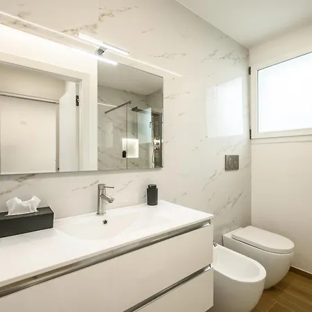 Apartment Elegant Pied-a-terre - Free Wifi, Private Parking & Air Conditioning