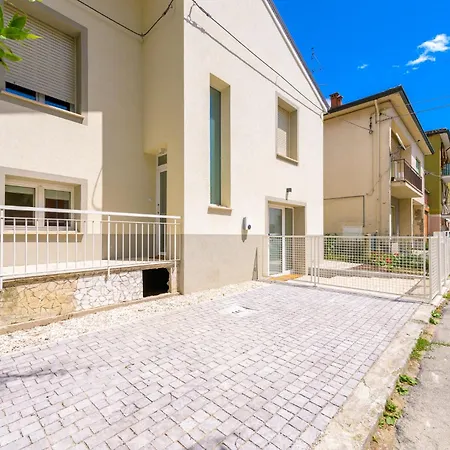 Elegant Pied-a-terre - Free Wifi, Private Parking & Air Conditioning Apartment Faenza