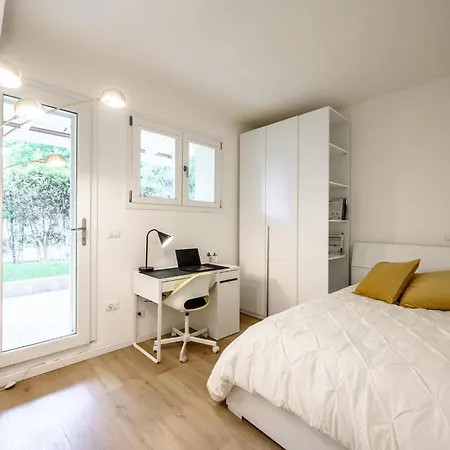 Elegant Pied-a-terre - Free Wifi, Private Parking & Air Conditioning *