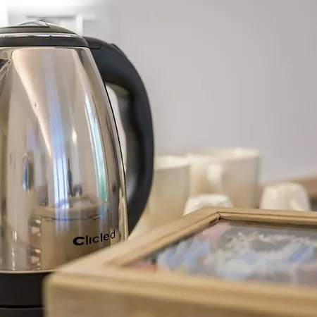 Allemura Uno - Free Wifi, Private Parking & Air Conditioning Apartment