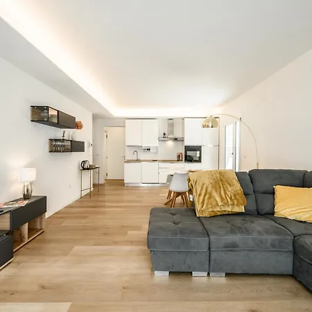 Apartment Elegant Pied-a-terre - Free Wifi, Private Parking & Air Conditioning *