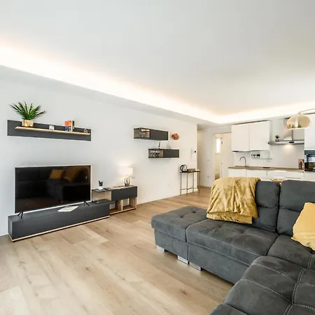 Elegant Pied-a-terre - Free Wifi, Private Parking & Air Conditioning Apartment *