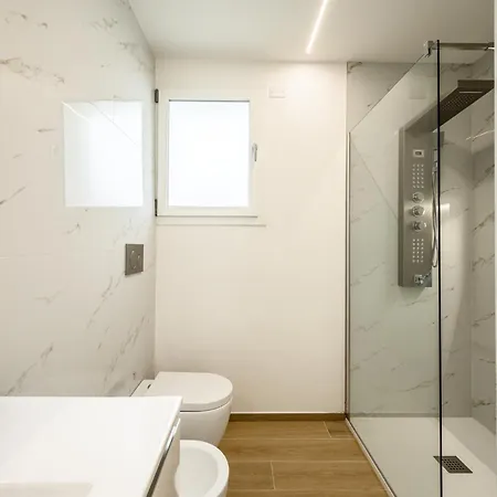 Allemura Uno - Free Wifi, Private Parking & Air Conditioning Apartment *