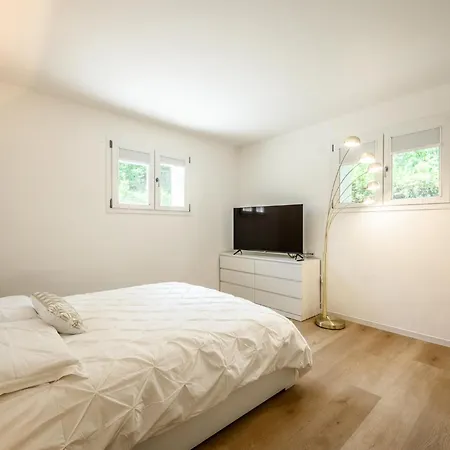 Elegant Pied-a-terre - Free Wifi, Private Parking & Air Conditioning *