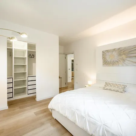 Apartment Elegant Pied-a-terre - Free Wifi, Private Parking & Air Conditioning *