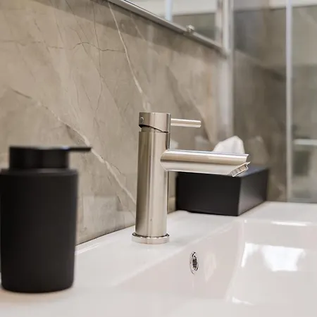 Elegant Pied-a-terre - Free Wifi, Private Parking & Air Conditioning Faenza