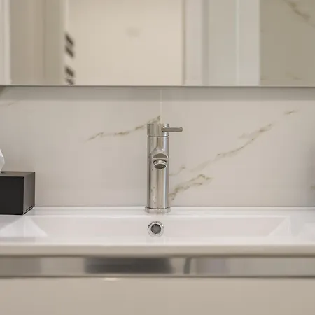 Apartment Elegant Pied-a-terre - Free Wifi, Private Parking & Air Conditioning *