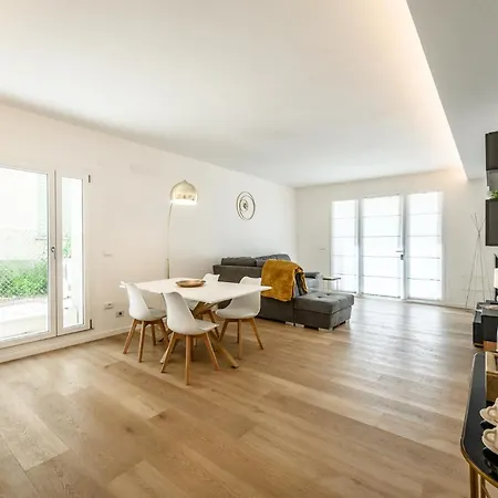 Apartment Elegant Pied-a-terre - Free Wifi, Private Parking & Air Conditioning