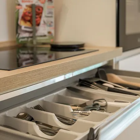 Elegant Pied-a-terre - Free Wifi, Private Parking & Air Conditioning Apartment Faenza