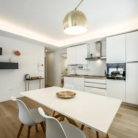 Allemura Uno - Free Wifi, Private Parking & Air Conditioning Apartment *