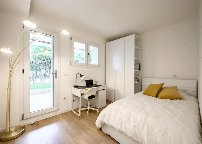 Allemura Uno - Free Wifi, Private Parking & Air Conditioning *