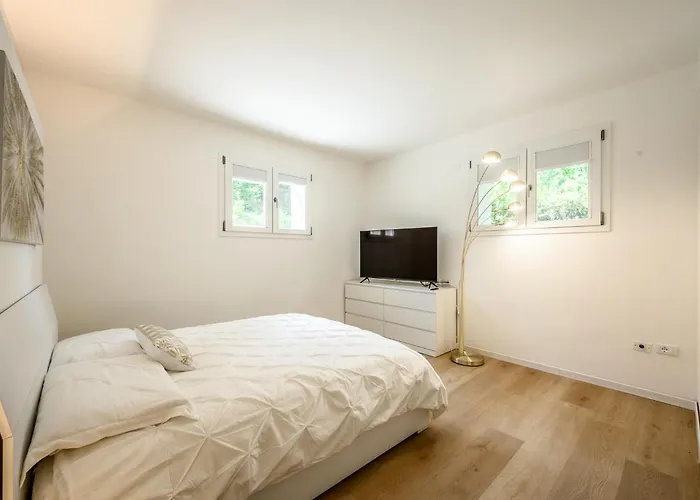 Allemura Uno - Free Wifi, Private Parking & Air Conditioning *