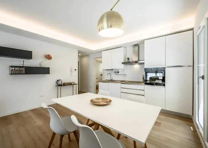 Allemura Uno - Free Wifi, Private Parking & Air Conditioning Apartment *